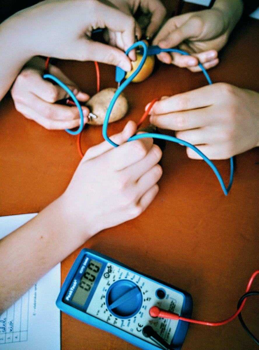 EdijsFreimanis's tweet photo. Nē, šodien fizikas kabinetā nav gadatirgus. Skolēni no augļiem un dārzeņiem iegūst elektrisko strāvu 🍏⚡ Izprot to, kā darbojas baterijas 🔋 https://t.co/nbbub2PJFD