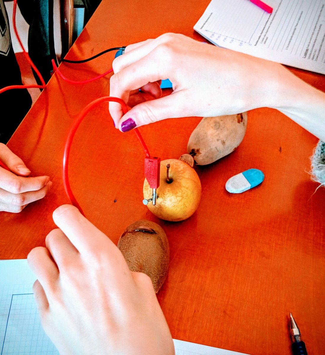 EdijsFreimanis's tweet photo. Nē, šodien fizikas kabinetā nav gadatirgus. Skolēni no augļiem un dārzeņiem iegūst elektrisko strāvu 🍏⚡ Izprot to, kā darbojas baterijas 🔋 https://t.co/nbbub2PJFD