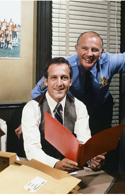 Happy birthday Daniel J. Travanti
With his Hill Street Blues co-star Michael Conrad
Man, I loved that show! 