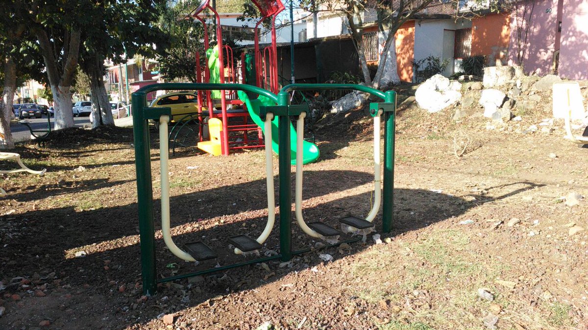 DMAS_Xalapa's tweet photo. Esta mañana se realizan trabajos de chapeo en área verde y sitio de ejercitadores en Unidad Agua Santa 1 #Xalapa https://t.co/iL8u7ngpMh