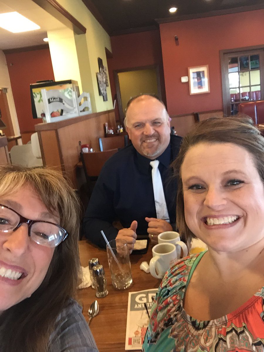 Satothaburr's tweet photo. Breakfast with beauty, brains and the big dog @GWCarverES @samantha581 @DanDeckerR5 #tweetingtuesday #alliterationiscool https://t.co/hMCX9XZUrM