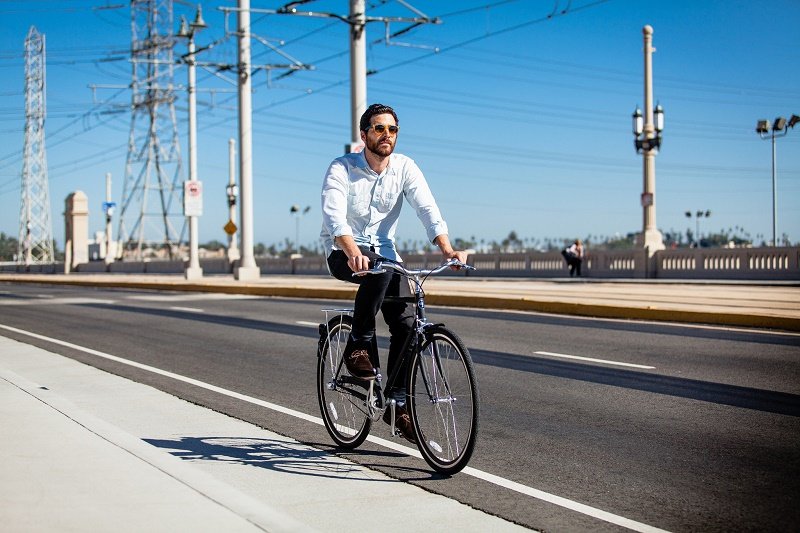 Какой хороший велосипед для мужчин. Pure Cycle велосипед City. Велосипедист в городе. Городской велосипед мужской. Мужчина на велосипеде.