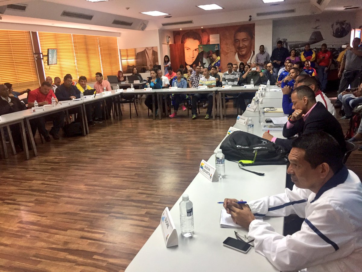 pinfantea's tweet photo. Hoy desde el salón "Morochito Rodríguez" se realiza reunión con los Institutos Regionales de Deporte #PuebloUnidoJamasVencido @NicolasMaduro https://t.co/jG8WcdgQKc