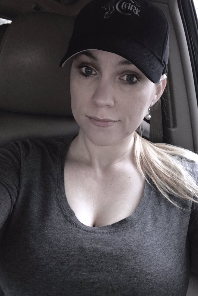jennlynn420's tweet photo. Picking up more signs! Plus..it's Tue. Mr. R's off & I MUST put him to use π¬ #listinghomes #housesforsale #realestateagent #thatrealtorlife https://t.co/wWwemc9VzL