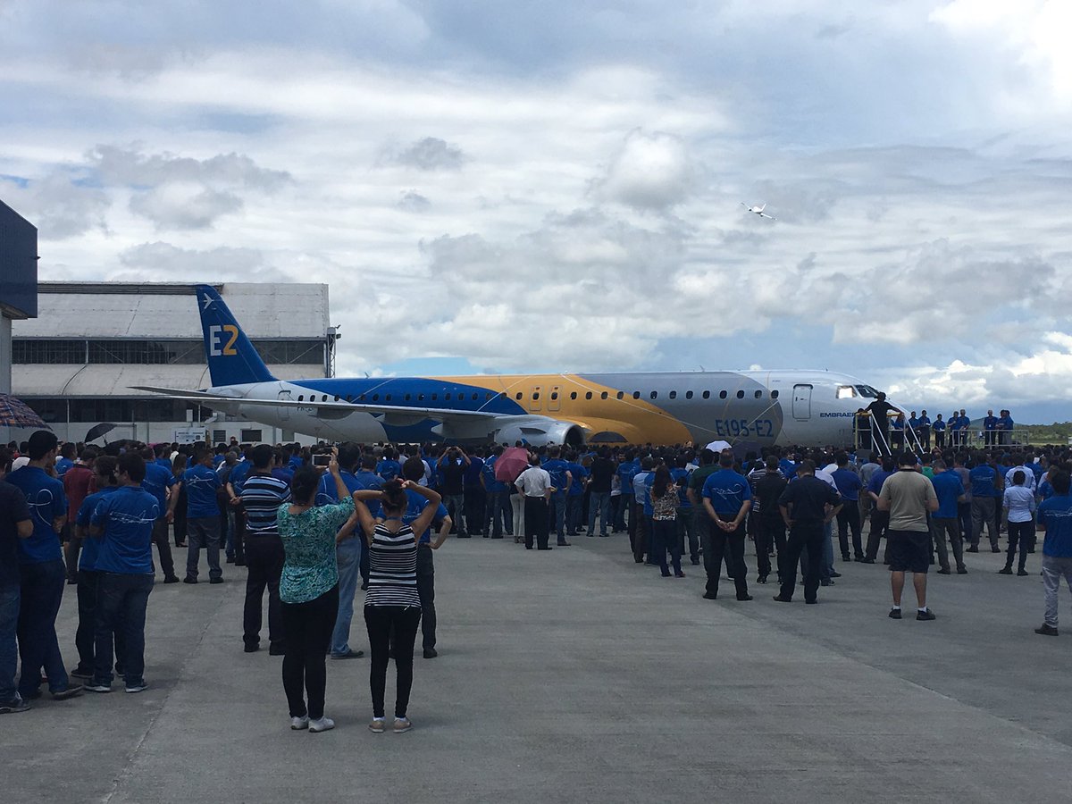 luizcezarmiguel's tweet photo. Big brother. Big Family. Welcome E195-E2. #E2rollout #E195E2 #rolloutE2 https://t.co/Vde0UfQZJO