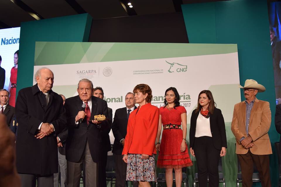 Soraya_flores's tweet photo. Acompañé al Diputado @OswaldoChazaro al acto conmemorativo del Día Nal dela #ganadería, un sector importante en la Economia mexicana https://t.co/HMO5DwwfJF