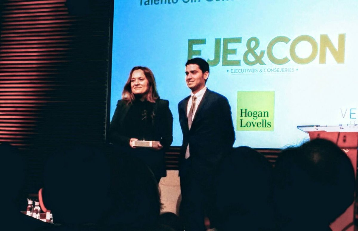 BrosGroup's tweet photo. Nuestro CEO @AntonioSagardoy entregando el premio en la categoría Pyme a @Atrevia en la I Edición Premios #Talentosingénero de @AsocEyC https://t.co/A9KGb59eJy
