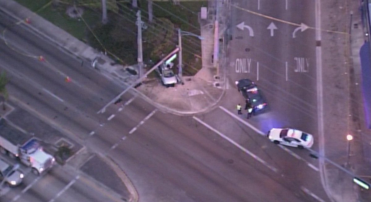Bad crash has Okeechobee Rd NB SHUT DOWN at SE 1st Ave #trafficalert https://t.co/fmRy77RX9H
