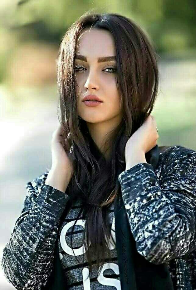 آحن لشوفتك كل ساعه وآشتاك
وصرت ويه الهوى مكتوب آوديلك
ساعه آكتب آحبك ساعه آني آهواك
وساعه الروح تطلع مني تمشيلك.