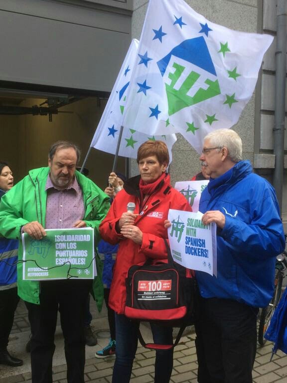 #Solidarity #Spanish #Dockers 👊
Msg to Spanish Government
Delivered to Spanish Embassy in Brussels
#NiUnPasoAtras💪
<a href="/IDC_Dockers/">IDC/dockworkers</a> @ETFDockers