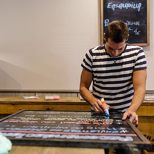 Que no te falte de `ná´, que no, que no... Ya estamos preparando nuestros platos en #LaEscondida. ¿De qué tienes antojo hoy? #TapasSevilla