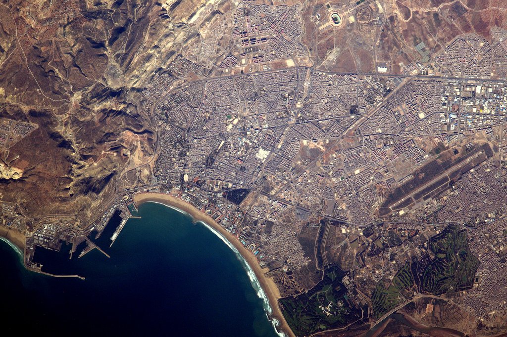 Thom_astro's tweet photo. La ville d’Agadir, au Maroc. Stade de football en haut de la photo, golfs et résidences de luxe en bas https://t.co/eVlODrPmHC #Proxima https://t.co/w5rnxo8on1