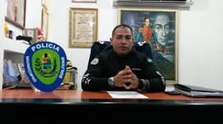 ComisJeanFranco's tweet photo. .@PolibolivarBna recupera vehículo y captura a ex-agente intentado sobornar a nuestros funcionarios. @GuillermoCompa https://t.co/D1wYHRxk8A