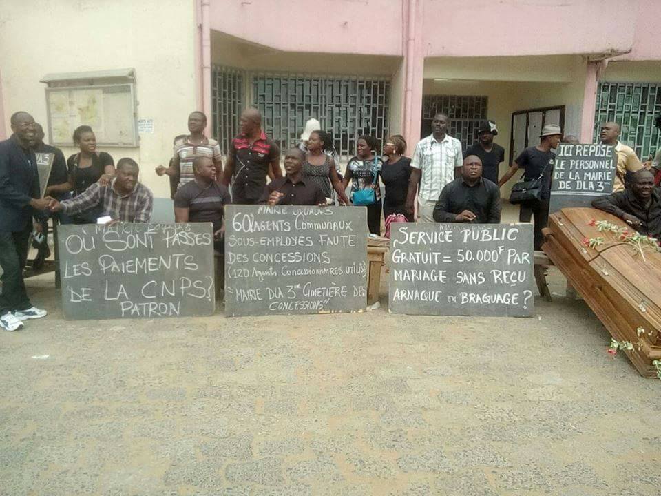 AlbertNchinda's tweet photo. Workers of #Douala 3 Council on strike, denouncing 3 months unpaid wages, tribalism &amp; marginalisation by SDF Mayor Job Théophile.
#Cameroon https://t.co/5YBaB8clQp
