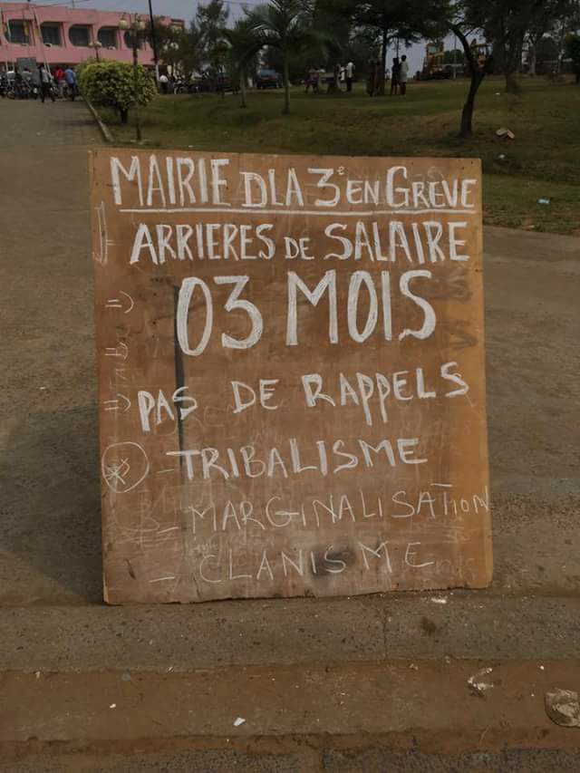 AlbertNchinda's tweet photo. Workers of #Douala 3 Council on strike, denouncing 3 months unpaid wages, tribalism &amp; marginalisation by SDF Mayor Job Théophile.
#Cameroon https://t.co/5YBaB8clQp