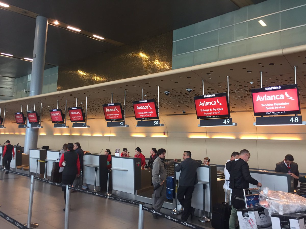 SERCH_'s tweet photo. Counters desocupados de @avianca y nadie resolviendo nada en El Dorado. Se supone que el hub debería resolver rápido https://t.co/p1HRjJZimO