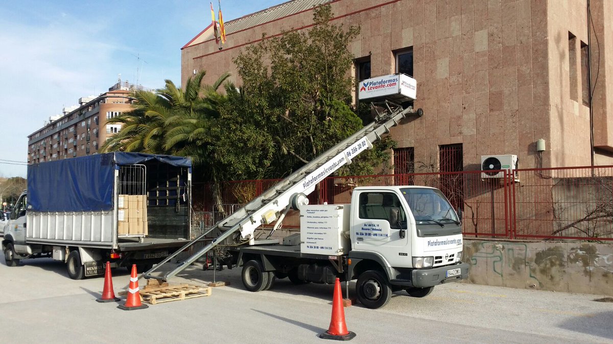 plataformas_Lev's tweet photo. Colaboramos con #Edob en el traslado de los #juzgados de #alcoy, el periódico @NostreCiutat hace eco de la noticia y nos saca en portada 😍👍 https://t.co/Ga4WL3cBkL
