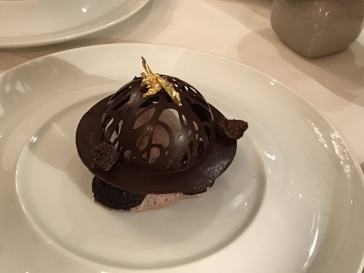 bbprincess803's tweet photo. La profiterole revisitée par le chef pâtissier Bryan Esposito 🎀🎀 @The_Westminster @Warwick_Buzz @Warwick_Hotels 🎀🎀 #pastry #luxury https://t.co/4GQmF1WAus