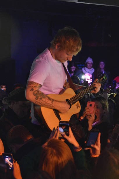 sheerios_py's tweet photo. Ed tuvo ayer un show secreto que fue patrocinado por SiriusXM en New York y cantó todas las canciones nuevas. 
#SheeriosPy https://t.co/HUSIbO7W2n