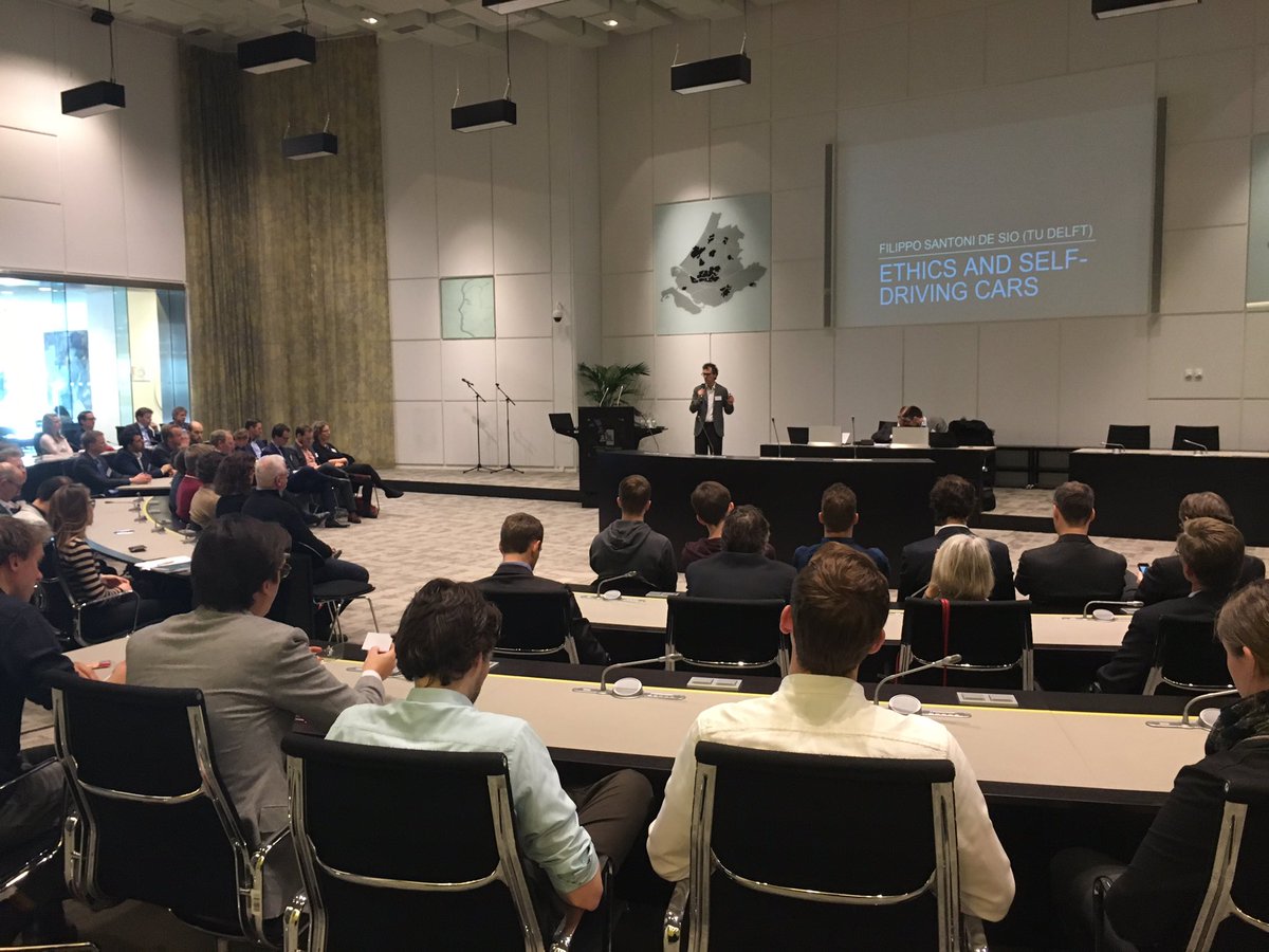 chantalklaver's tweet photo. De toekomst van zelfrijdend vervoer kan een kans zijn voor NL. Nu bij meeting @zuid_holland met #surfstad https://t.co/BiuQCW5ZZT