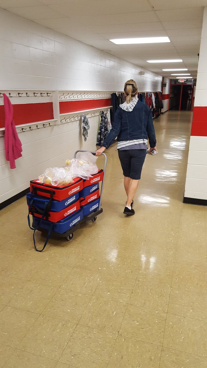 OES_lunch's tweet photo. This is how we roll for breakfast in the classroom at OES.  Getting our babies breakfast. https://t.co/Sn7e29urKz