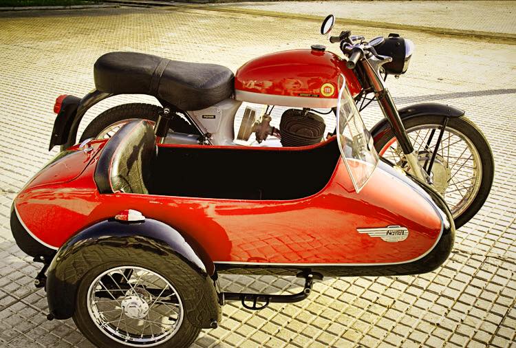 ImpalaAltaya's tweet photo. ¿Alguna vez habéis visto una #Montesa Impala con sidecar? Visto en @montesaimpala. #impaleros https://t.co/f5ZY5FhbH2