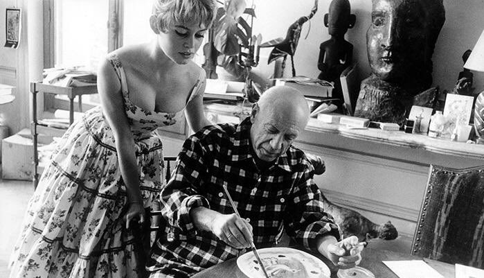 OldSchoolCoool's tweet photo. Brigitte Bardot watching Pablo Picasso paint in his studio, 1956. #OldSchoolCool https://t.co/1wZhus6K1b