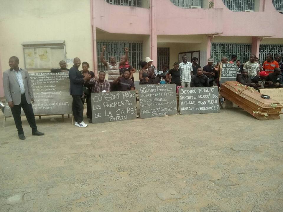 AlbertNchinda's tweet photo. Workers of #Douala 3 Council on strike, denouncing 3 months unpaid wages, tribalism &amp; marginalisation by SDF Mayor Job Théophile. #Cameroon https://t.co/svDK1TERmX