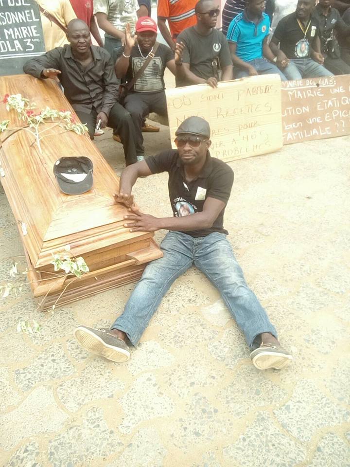 AlbertNchinda's tweet photo. Workers of #Douala 3 Council on strike, denouncing 3 months unpaid wages, tribalism &amp; marginalisation by SDF Mayor Job Théophile. #Cameroon https://t.co/svDK1TERmX