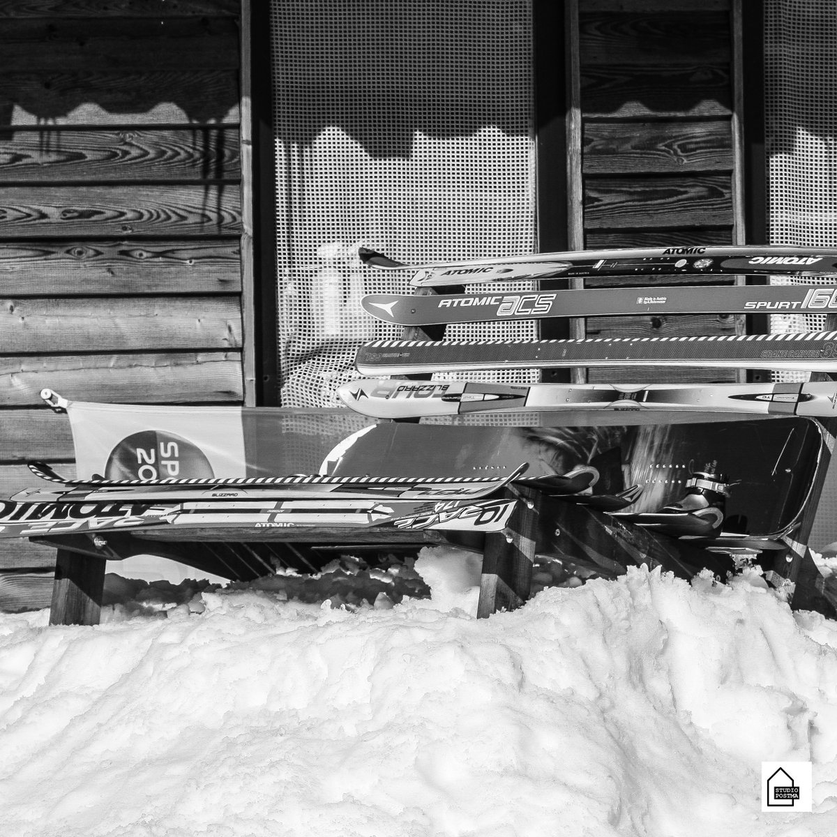 StudioPostma's tweet image. Prachtige bank gemaakt van ski's en een #snowboard #wintersport #diy #furniture