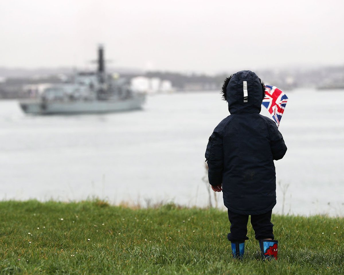 #HMSMonmouth left #Devonport watched by loved ones who braved the elements to wave her off from Devil's Point ow.ly/vFyc309FjKc