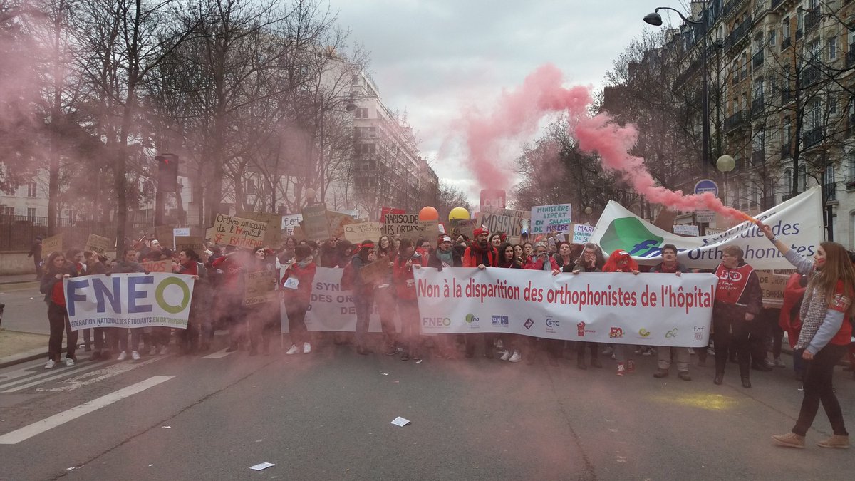 La_FNEO's tweet photo. Les étudiants en orthophonie mobilisés en masse à Paris pour la défense de leur formation! #SoigneEtTaisToi #orthophospital https://t.co/IRQinTh4bZ