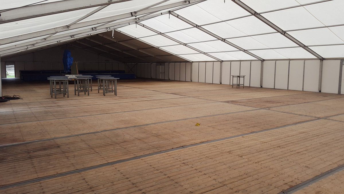 Zo, de tent staat! Supersnel. Met dank aan Visser Tentenverhuur bv Didam! #15jp