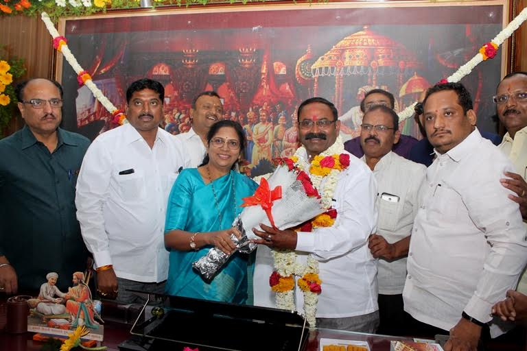 NagpurInfo's tweet photo. Nanda Jichkar takes charge of her post from today!
https://t.co/dG1JxHQzmn
#NMCMayor #NagpurMayor #MayorNandaJichkar #Nagpurinfo #Mayor https://t.co/LQCbnuCy4X