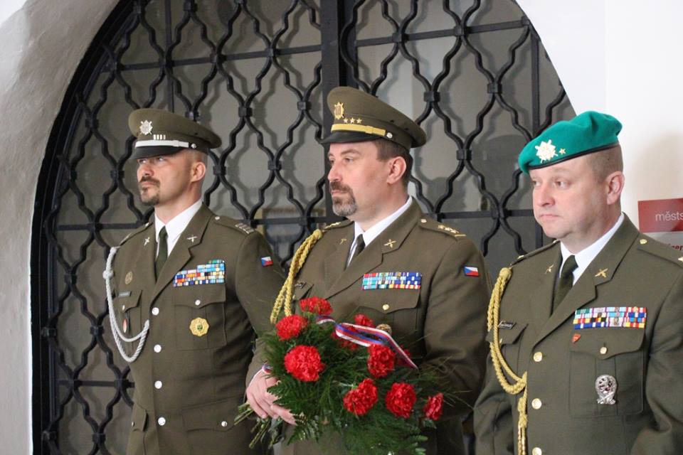 ArmadaCR's tweet image. Zástupci  #7mbr a #71mpr si dnes  připomněli výročí narození T. G.  Masaryka položením kytice u jeho památníku v  Hranicích. #ačr #armáda