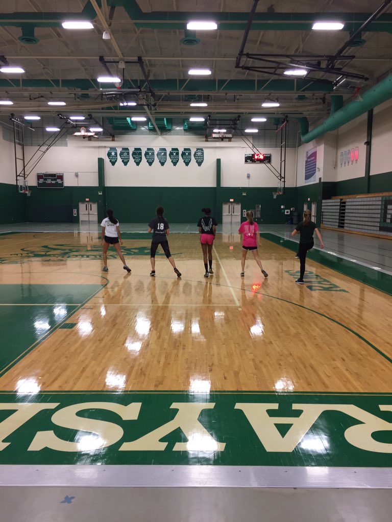 CoachBaker17's tweet photo. Morning jumps practice! (+1) Good work out in all around. #jumplife #readyforconference https://t.co/kEZizhd5Vj