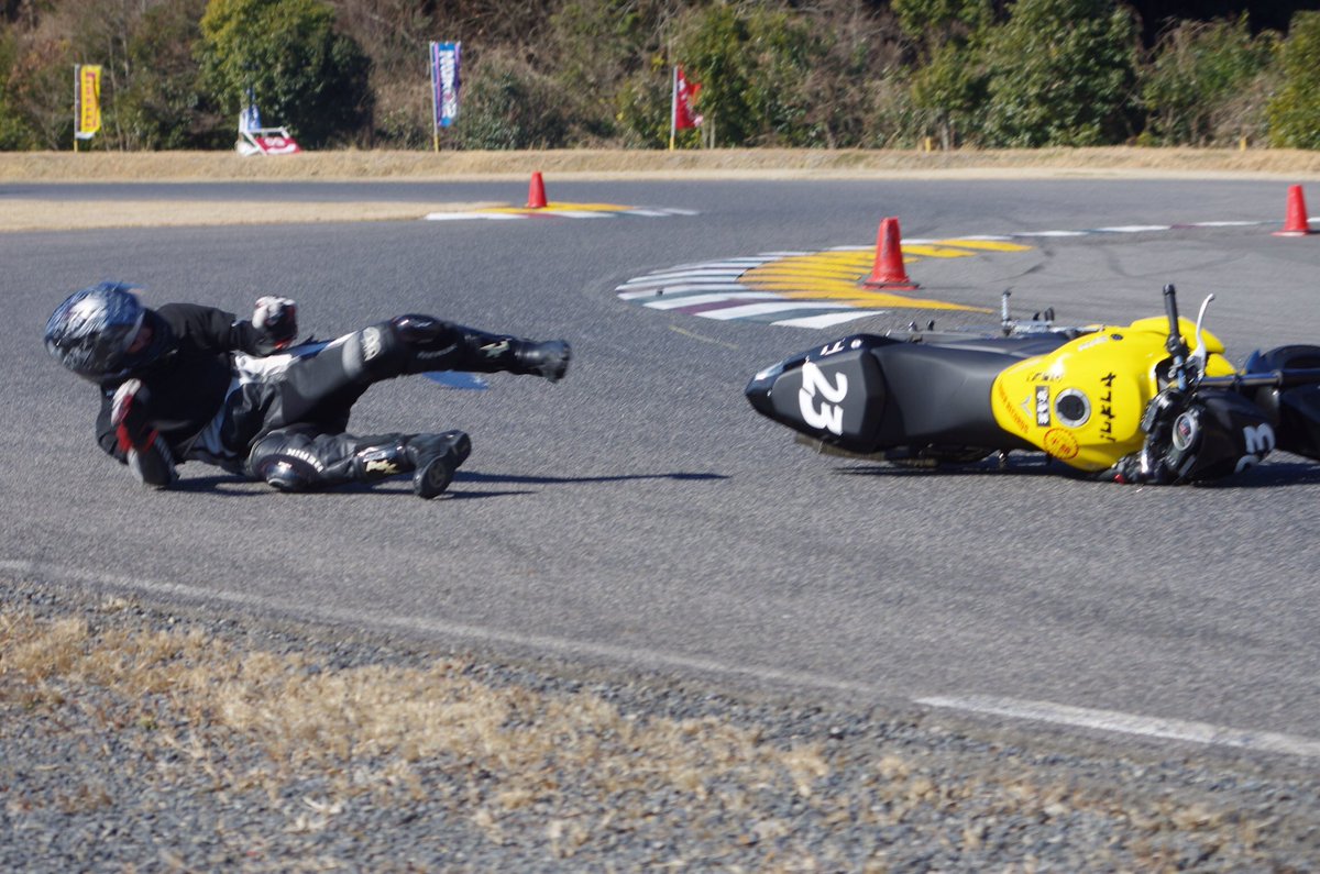 かしこ 鈴鹿ツインサーキット Zコーナー で単独事故起こしてしまいました カーブ途中でスロットルを開けすぎた後 リアタイヤが滑りグラベルにバイクが吸い込まれました 愛車がこの状態になってからでは遅いのです 今一度 自分の運転を見直してみて