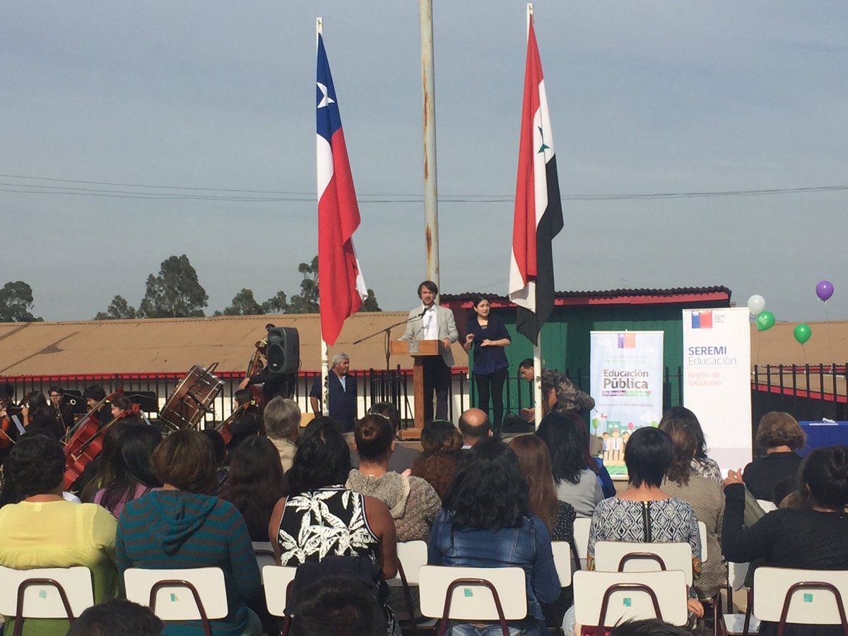 MunicipioValpo's tweet photo. #AlcaldíaCiudadana se suma a inauguración de año escolar en Esc Arabe Siria. Alcalde Sharp entrega mensaje de fortalecimiento a Ed. Pública https://t.co/UIlVONgSxu