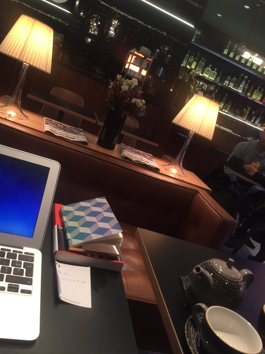 Its_Ivica's tweet photo. Mon bureau pour l'aprem #drawinghotel https://t.co/JhRkoGy6Ny