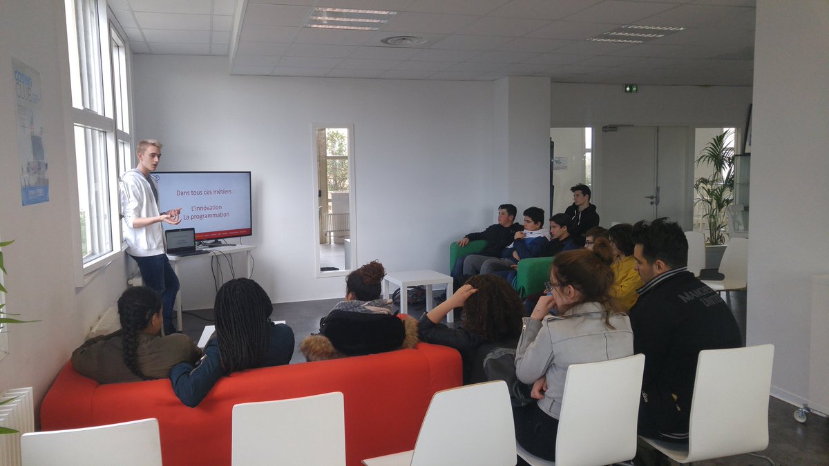 MontpellierEmma's tweet photo. Les collégiens en action sur les ateliers @ScienceFactor à @EpitechMontpel #SCFA2017 https://t.co/FgByP5dZ2p