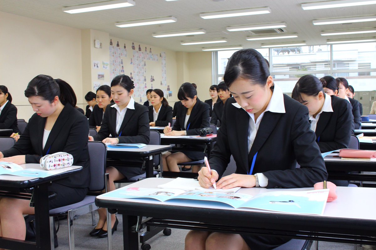 Twitter पर 国際外語 観光 エアライン専門学校 株式会社ｋスカイ様より校内企業説明会を実施 関西国際空港 Kix や羽田空港 Hnd で グランドスタッフとして活躍します 就職希望の学生たちはメモを取り真剣です Kスカイ グランドスタッフ Kix Hnd 就活