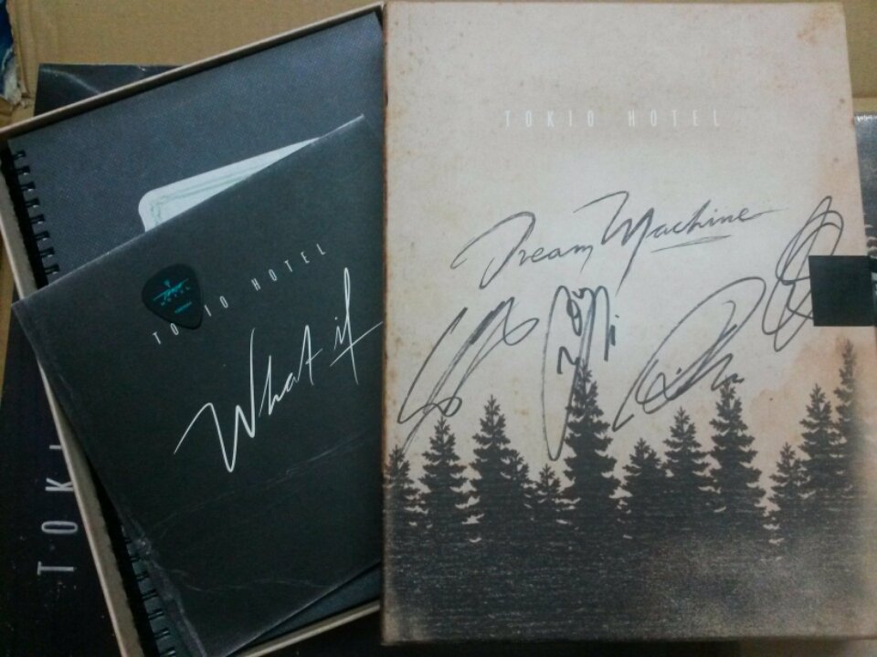 Tormented_Soul's tweet image. I received my deluxe box and there is Georg's bass pick inside of it I'm so happy!!!! 👐
