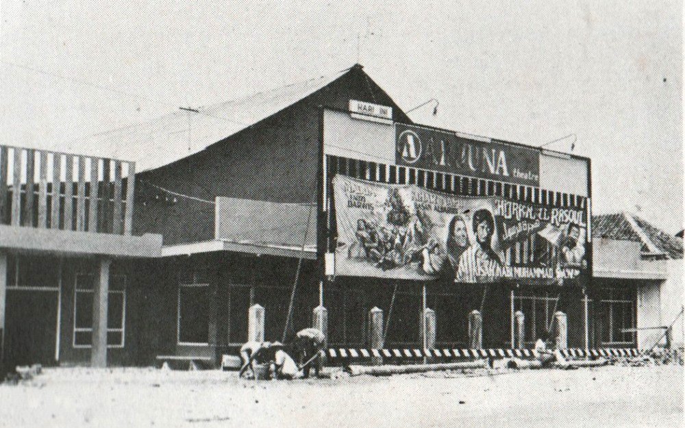 CinemaPoetica's tweet photo. Foto-foto bioskop di Yogyakarta pada dekade 70an. Semua bioskop ini sudah tidak ada, tidak beroperasi, atau mewujud jadi gedung lain. https://t.co/OyXrT4HSPz