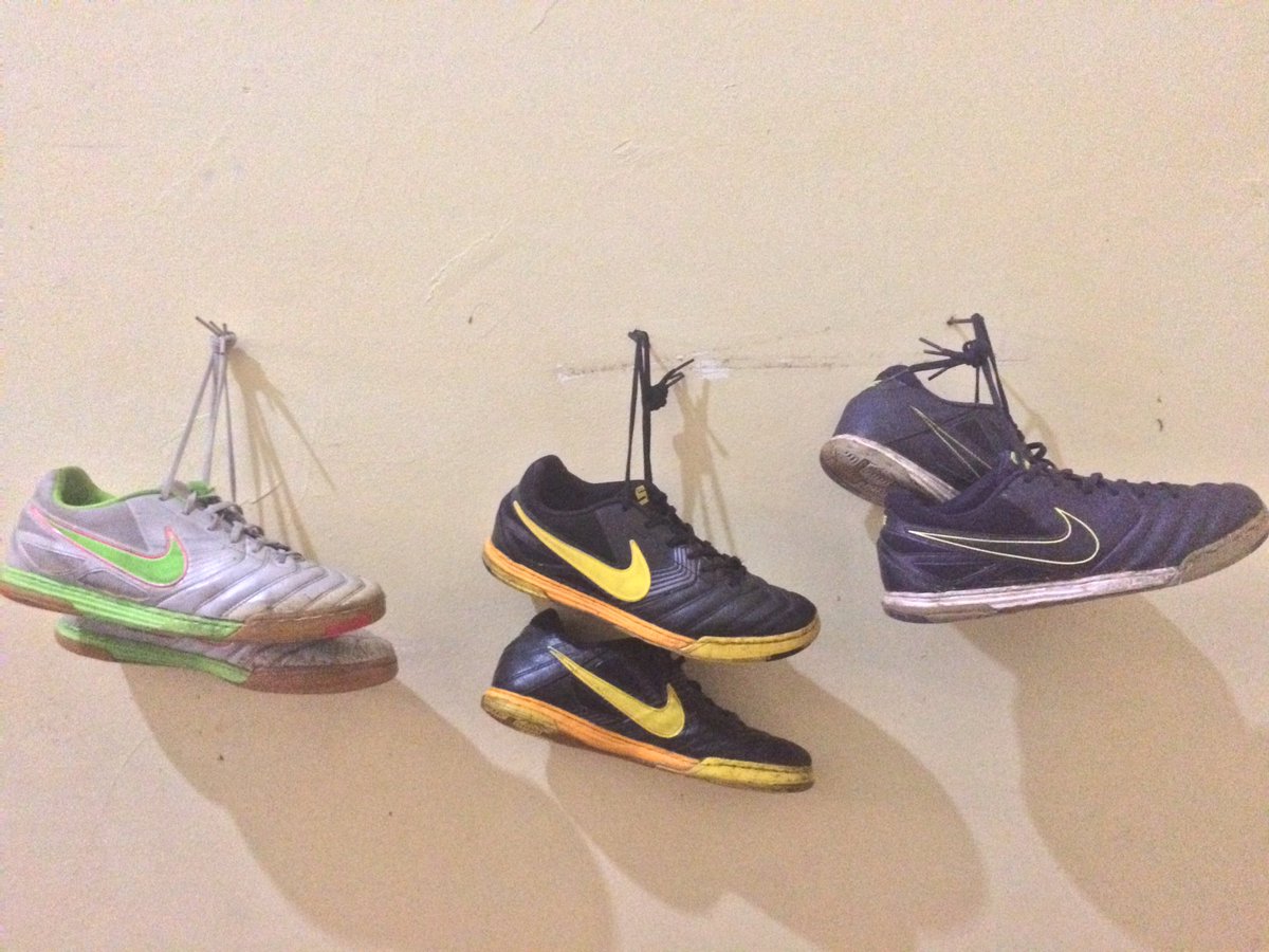 andilatifs's tweet photo. "Gantung sepatu"
No collar no problem
#Nike5 #Nike5LunarGato
#FootballBootsIndonesia #FBI 
#StyleFirstSkillLater #SFSL https://t.co/ULqNj0rYZW