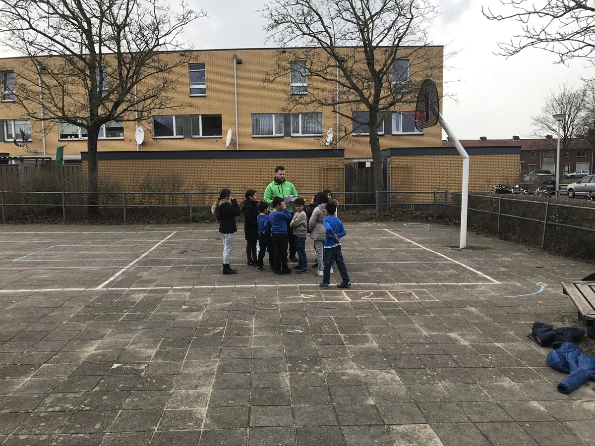 Vanmiddag @BeweegWijs  trefbalspelen tijdens naschoolse activiteiten op schoolplein de #Waaier #waterkwartier <a href="/ZutphenActief/">ZutphenActief</a> Mooie opkomst!