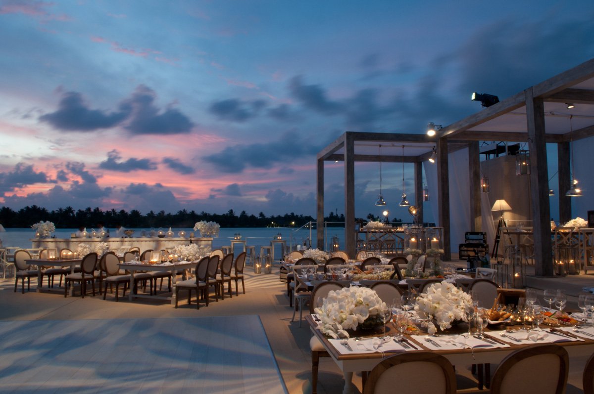 That's what we call a #Sunset! #Maldives #DestinationWedding #BeachWedding #WeddingFlowers #WeddingPhotography