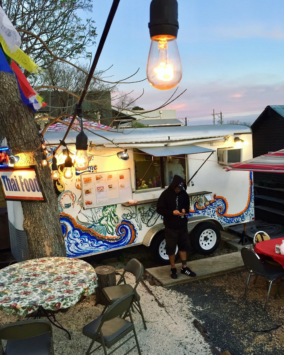 Start your Tuesday off right with Bua Loy's Thai food😋#tuesdaymorning #thaifood #austin6thstreet #austinfood #traditionalthaifood #austintx