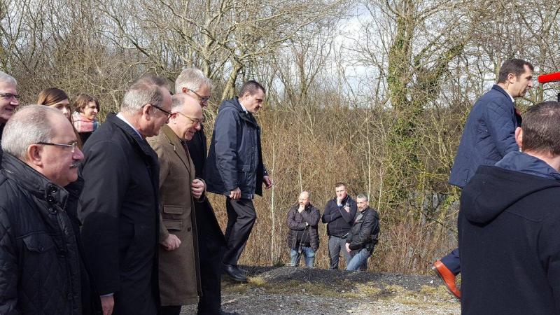 lavoixdunord's tweet photo. A #Oignies, Bernard Cazeneuve confirme une aide de 100 millions d’euros pour les cités minières https://t.co/EsDZqdDLkV https://t.co/l8MHIbRTFJ