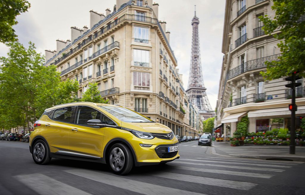Frandroid's tweet photo. 🚗  #Peugeot rachète #Opel, qui pourrait devenir la marque 100% électrique du groupe 👉  https://t.co/ZQvquMEKbw https://t.co/EjfN4zsCRl
