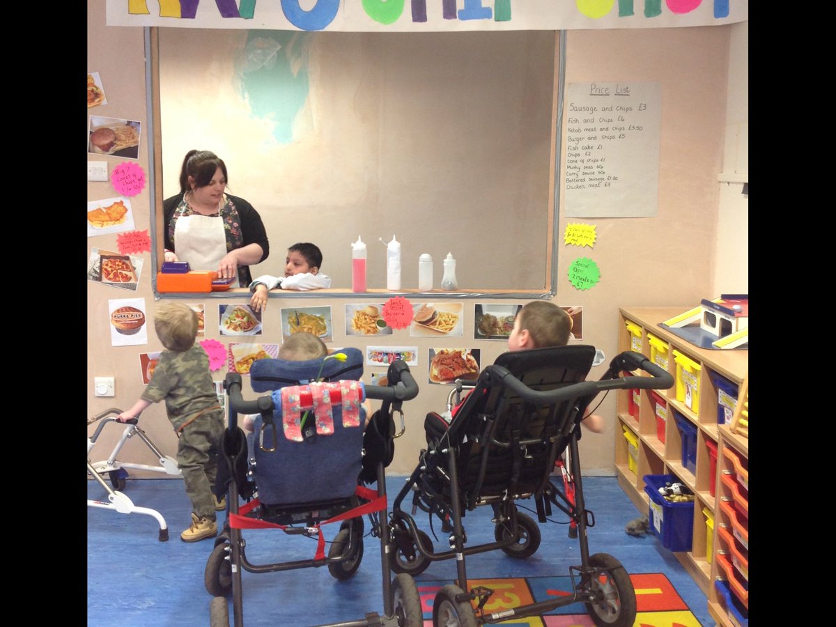 wilsonstfeed's tweet photo. #wsbees working on our imaginative skills and talking in play in our chip shop. #wscommunication #wsliteracy #wseyfs https://t.co/FWdSHUMmOY